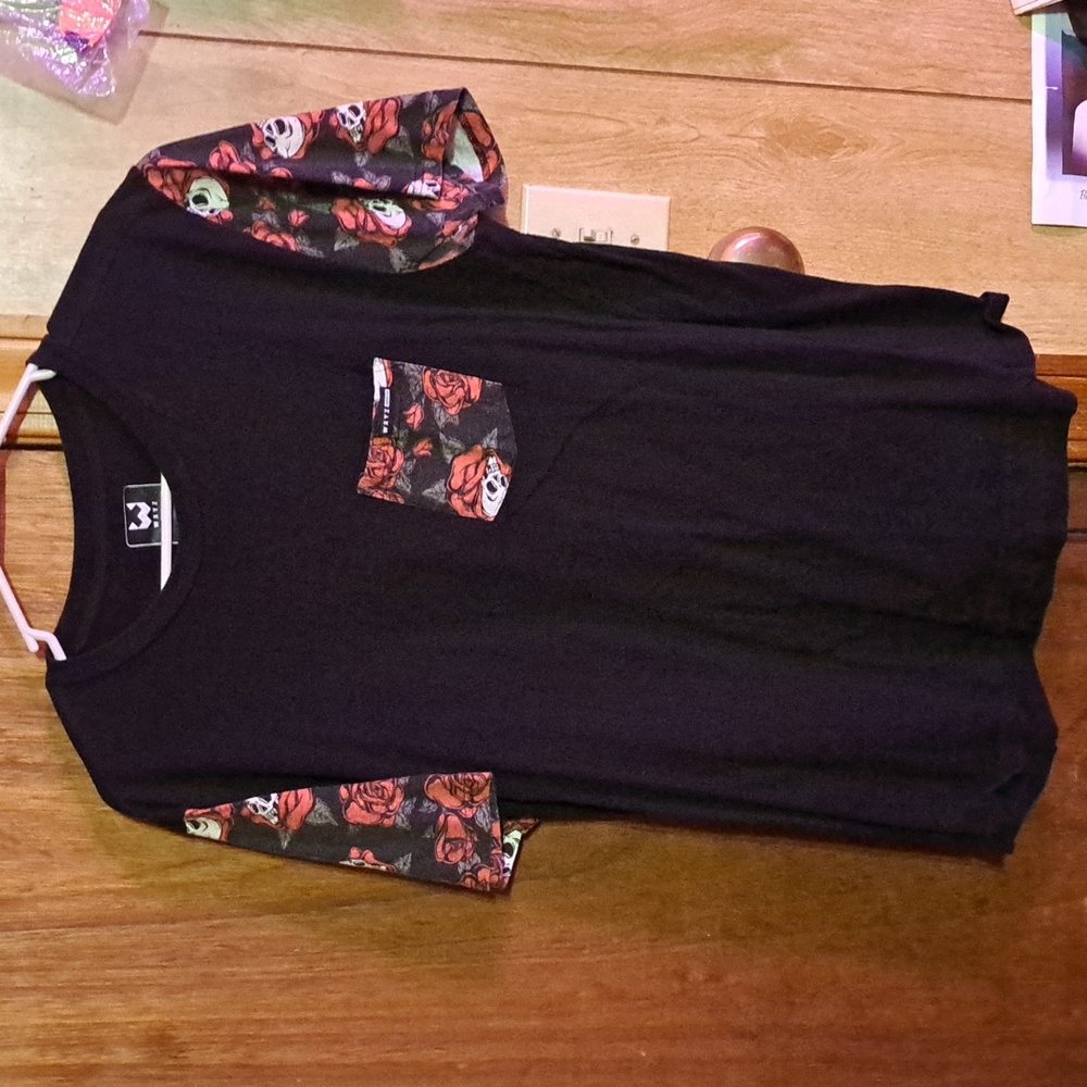 COPY - Skull and roses, and solid black t shirt